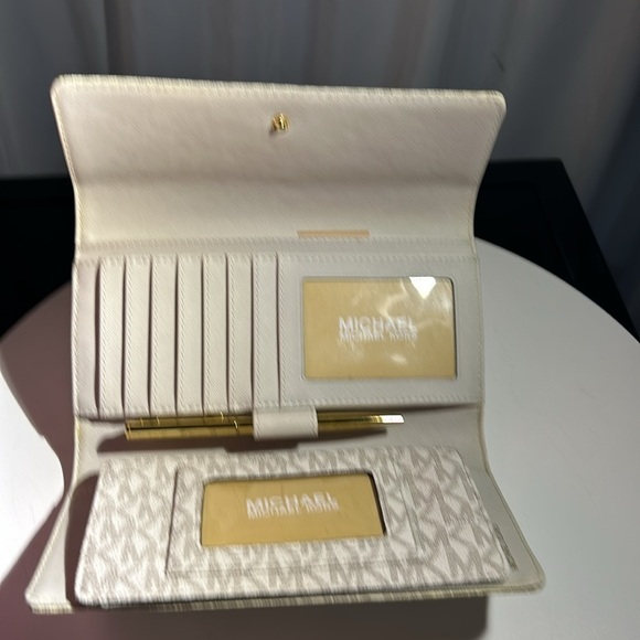 Michael Kors Jet Set Large Logo Trifold Wallet! NWT - Picture 2 of 3